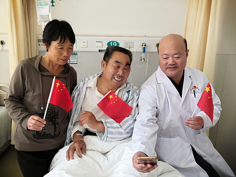 17 10月1日，華北醫療邢礦總醫院外科二病區主任朱金華下夜班后與患者、家屬共同觀看建國70年慶祝大會。貝貝攝.jpg